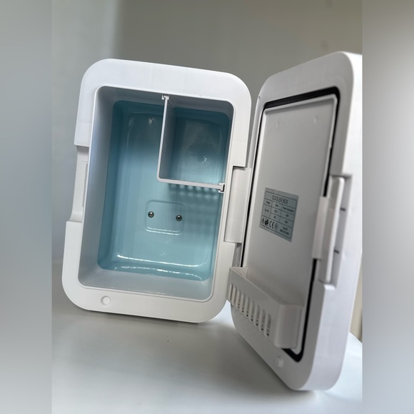 SKINCARE FRIDGE WITH AN LED-lighted mirror door. - Picture 3 of 7